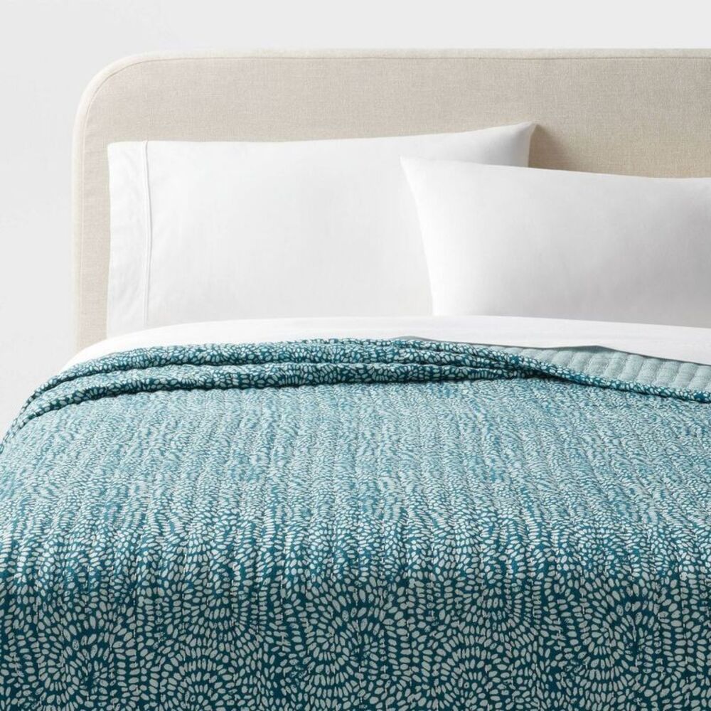 Full/Queen Reversible Matelasse Swirl Quilt Teal Blue - Woven 200TC